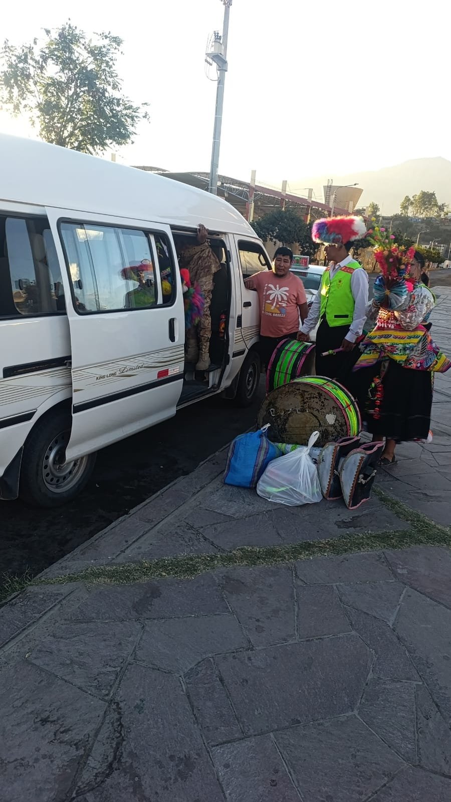 Quenistas de la agrupación durante un pasacalle